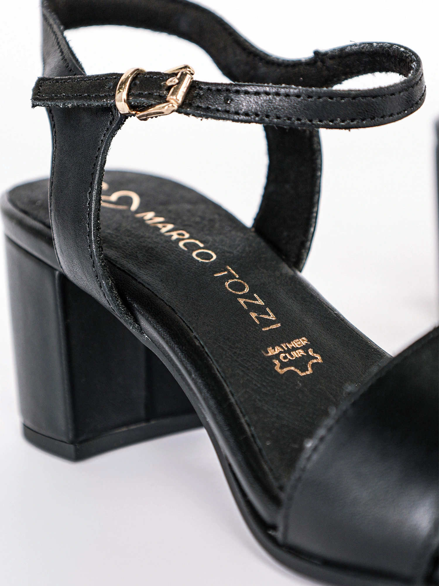 Босоножки черного цвета на высоком блочном каблуке